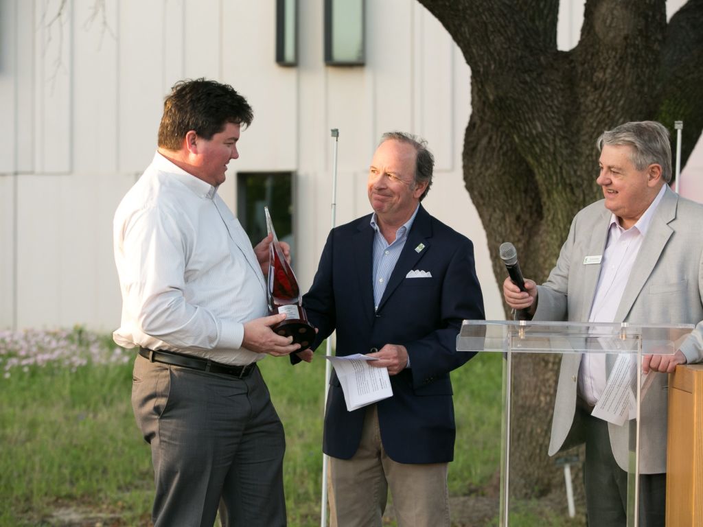 Harry Wetzel recieves trophy for 2018 International Award of Excellence in Sustainable Winegrowing